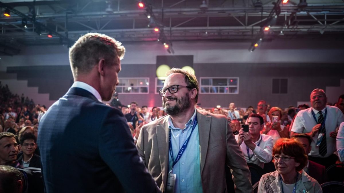 Az Erste a devizahitel-csapdába került embereken nyerészkedett, most beálltak Magyar Péter mögé