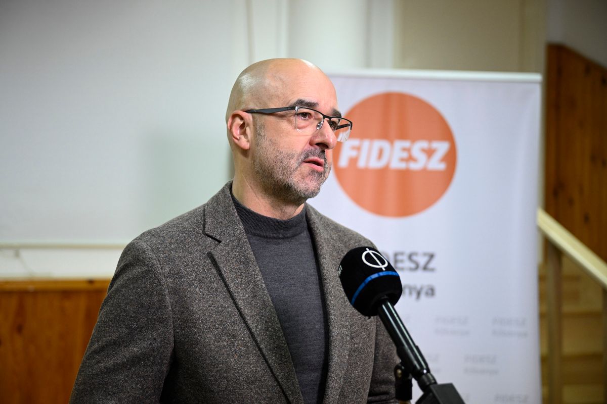 Budapest, 2025. november 25.
Kovács Zoltán nemzetközi kommunikációért és kapcsolatokért felelős államtitkár a kormánypártok háborúellenes aláírásgyűjtésén a Fidesz kőbányai, Halom utcai irodájában 2025. november 25-én.
MTI/Bodnár Boglárka