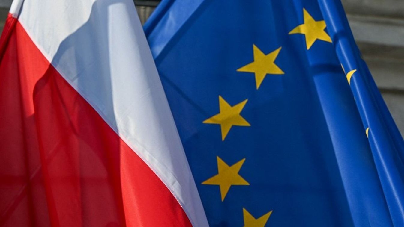Lengyelország és az Európai Unió zászlói