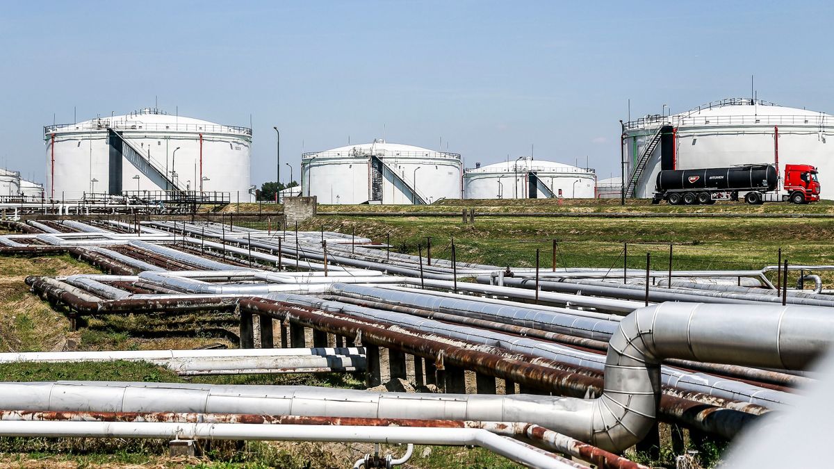 PM Orban: Oil Deliveries Must Resume Immediately