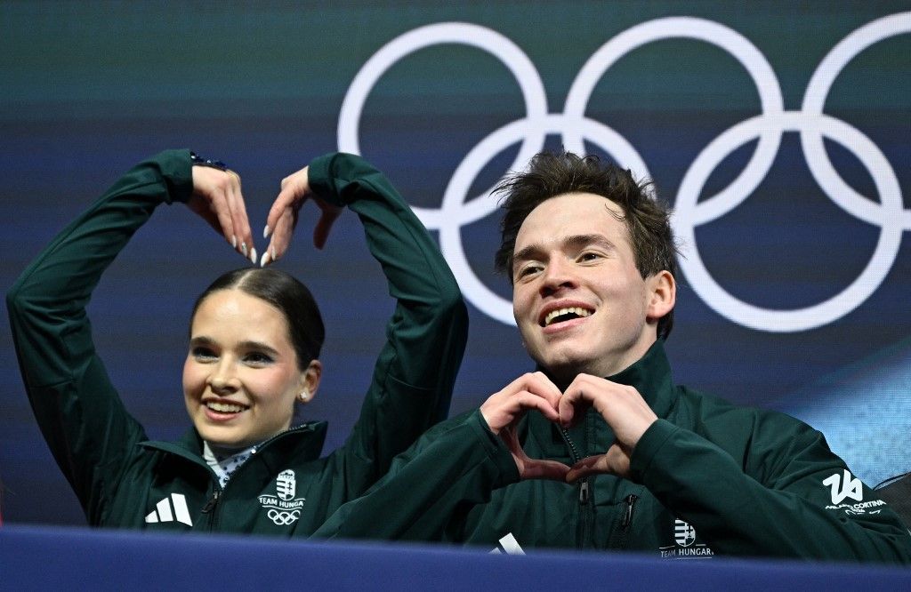 Szívek... A Pavlova Maria, Sviatchenko Alexei műkorcsolya páros hálás azért, hogy magyar színekben indulhatott a milánói-cortinai téli olimpián, és a magyar szurkolók is a szívükbe zárták őket