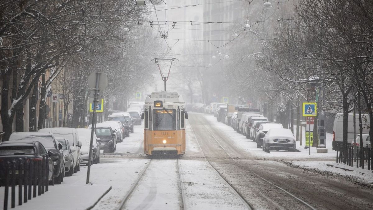 Elesett a főváros, teljes káosz a közlekedésben a havazás miatt + galéria