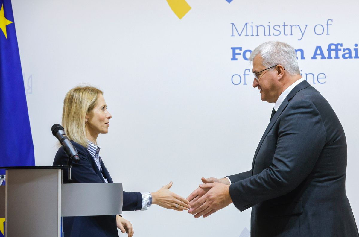 Kijev, 2025. október 13.
Kaja Kallas, az Európai Unió kül- és biztonságpolitikai főképviselője (b) és Andrij Szibiha ukrán külügyminiszter kezet fog a sajtóértekezletükön Kijevben 2025. október 13-án.
MTI/EPA/Szerhij Dolzsenko