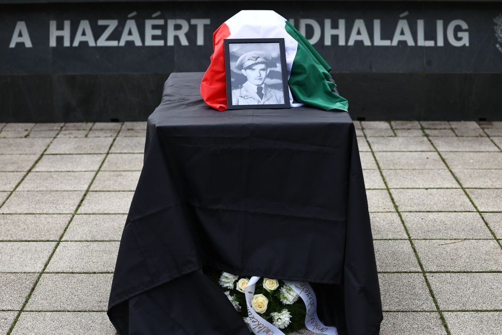 hősi halott magyar katona újratemetési szertartása Fiumei úti sírkert 