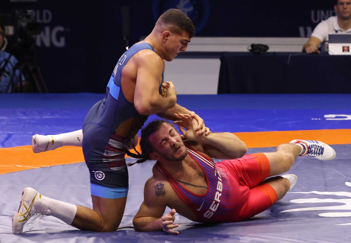 Losonczi Dávid (kékben) és a szerb Zurabi Datunashvili a belgrádi birkózó-világbajnokság kötöttfogású mezőnye 87 kilogrammos súlycsoportjának elődöntőjében