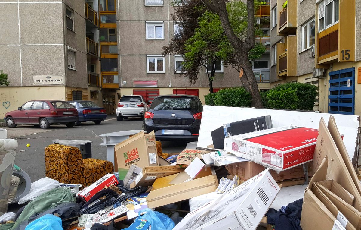 Budapest, 2019. április 10.
Kirakott felesleges holmik az éves lomtalanítás alkalmával Kőbányán az Állomás utcában.
MTVA/Bizományosi: Róka László
***************************
Kedves Felhasználó!
Ez a fotó nem a Duna Médiaszolgáltató Zrt./MTI által készített és kiadott fényképfelvétel, így harmadik személy által támasztott bárminemű – különösen szerzői jogi, szomszédos jogi és személyiségi jogi – igényért a fotó készítője közvetlenül maga áll helyt, az MTVA felelőssége e körben kizárt.