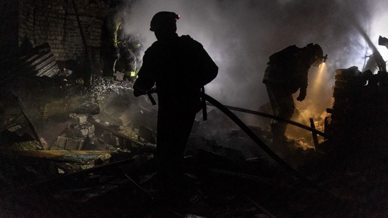 Ukrán tűzoltók mentési akció közben