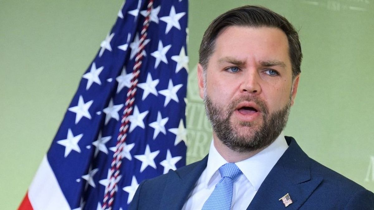 Vance rárúgta az ajtót a Kaukázusra