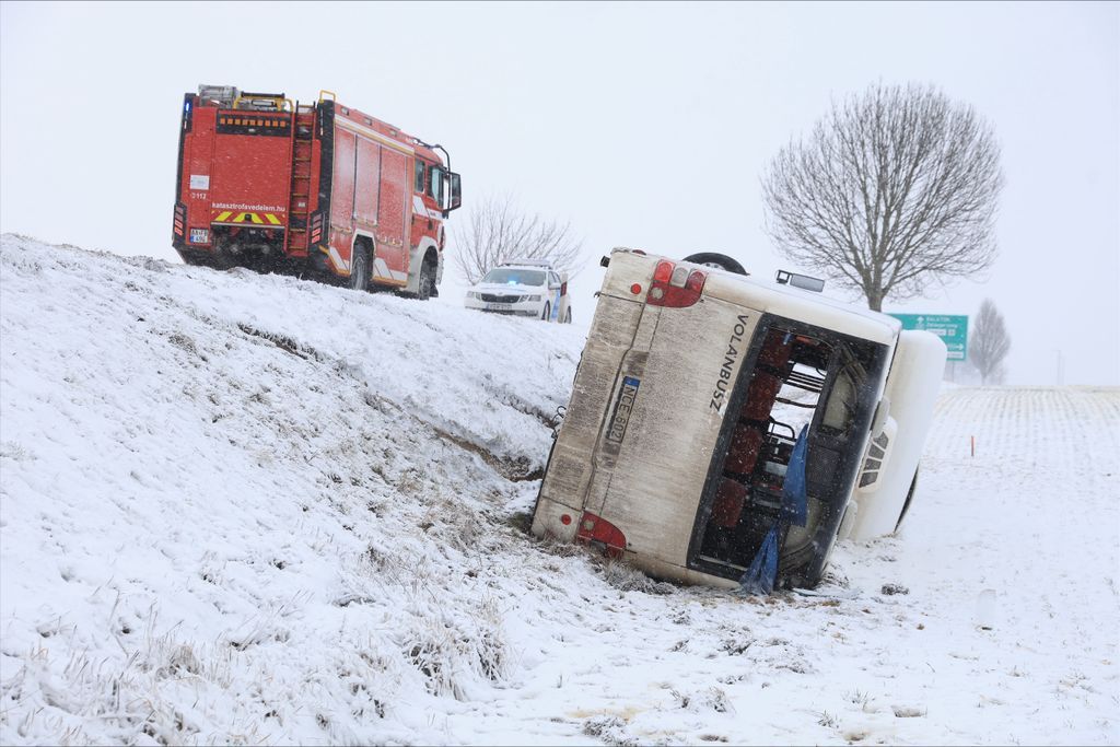 árokba borult busz Zala