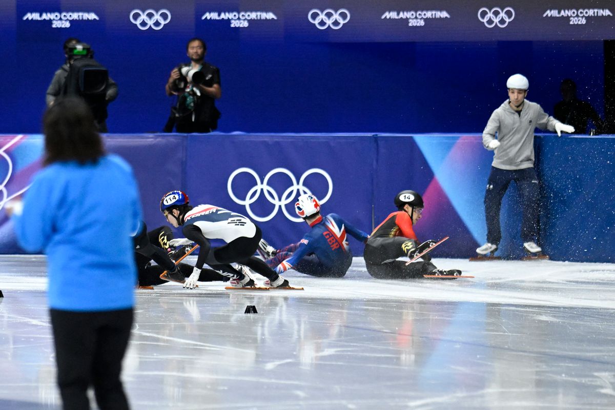 Kaotikus jelenetek az 1500 méter döntőjében, Liu Shaoang a 14-es sisakban