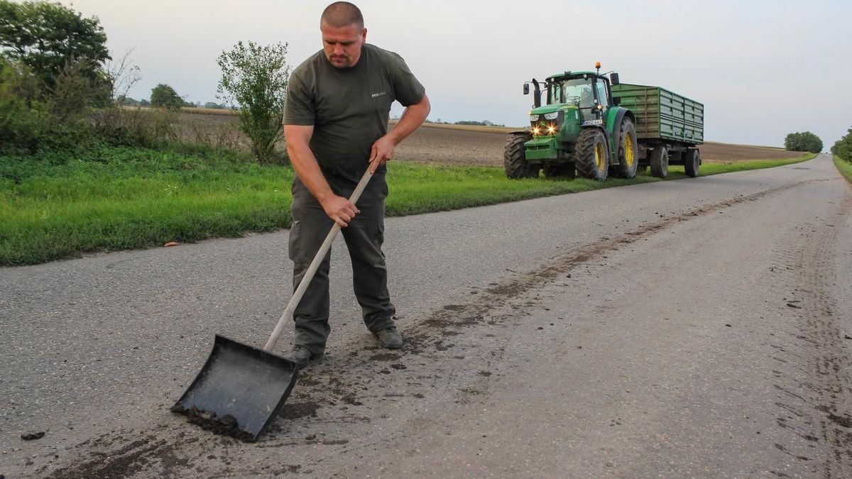 Hamarosan komoly bírságra számíthatnak az országutat összesározó traktorosok