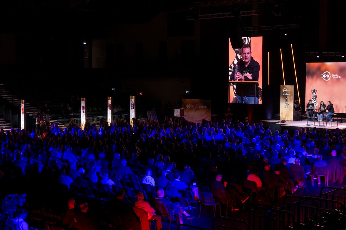 Budapest, 2026. február 12.
Kocsis Máté, a Fidesz frakcióvezetője, a Zebra Digitális Polgári Kör (DPK) alapítója, Szentkirályi Alexandra, a Fidesz budapesti elnöke és Németh Balázs országgyűlési képviselő-jelölt (b-j) a Zebra DPK országjárásának fővárosi rendezvényén a Riz Levente Sport- és Rendezvényközpontban 2026. február 12-én.
MTI/Szigetváry Zsolt