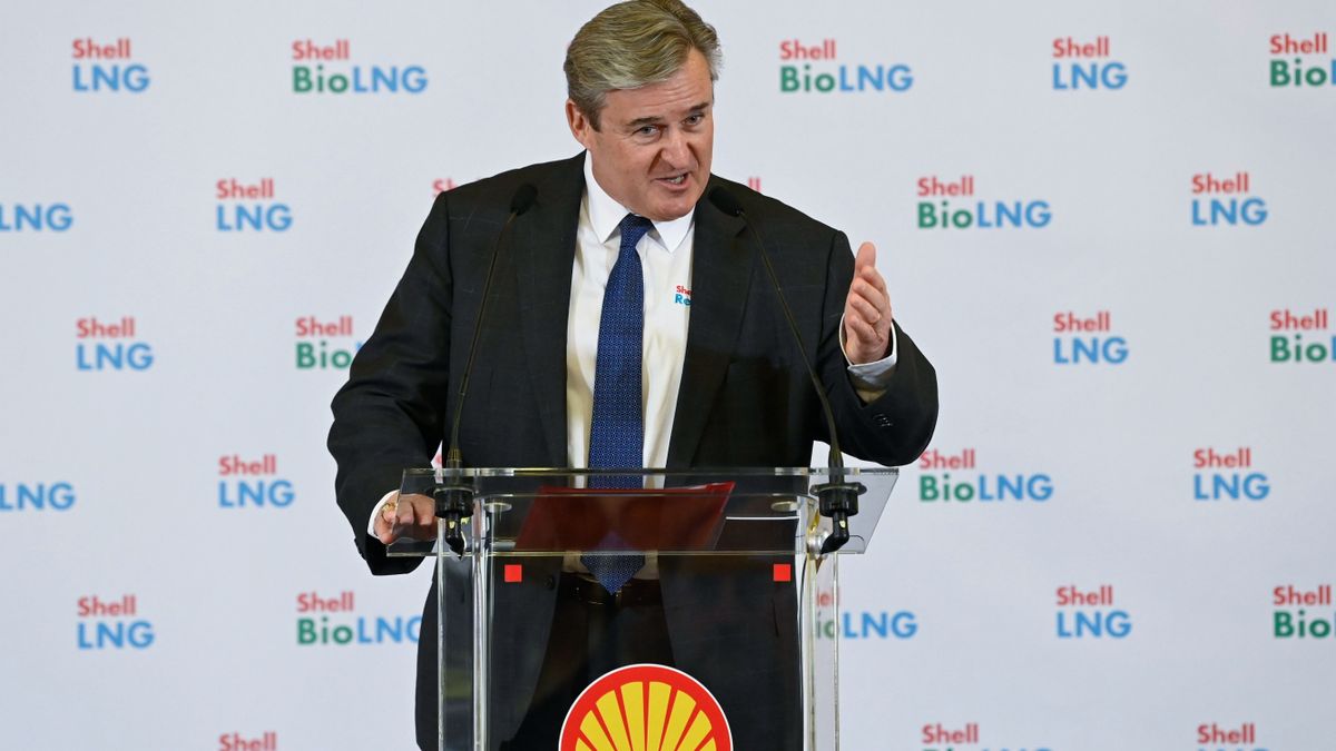 Szigetszentmiklós, 2023. április 13.
Kapitány István, a Shell mobilitási üzletágért felelős globális alelnöke beszél a Shell a térségben elsőként Magyarországon felépített, cseppfolyósított földgázt (LNG) kínáló töltőállomásának ünnepélyes megnyitásán Szigetszentmiklóson 2023. április 13-án.
MTI/Kovács Tamás