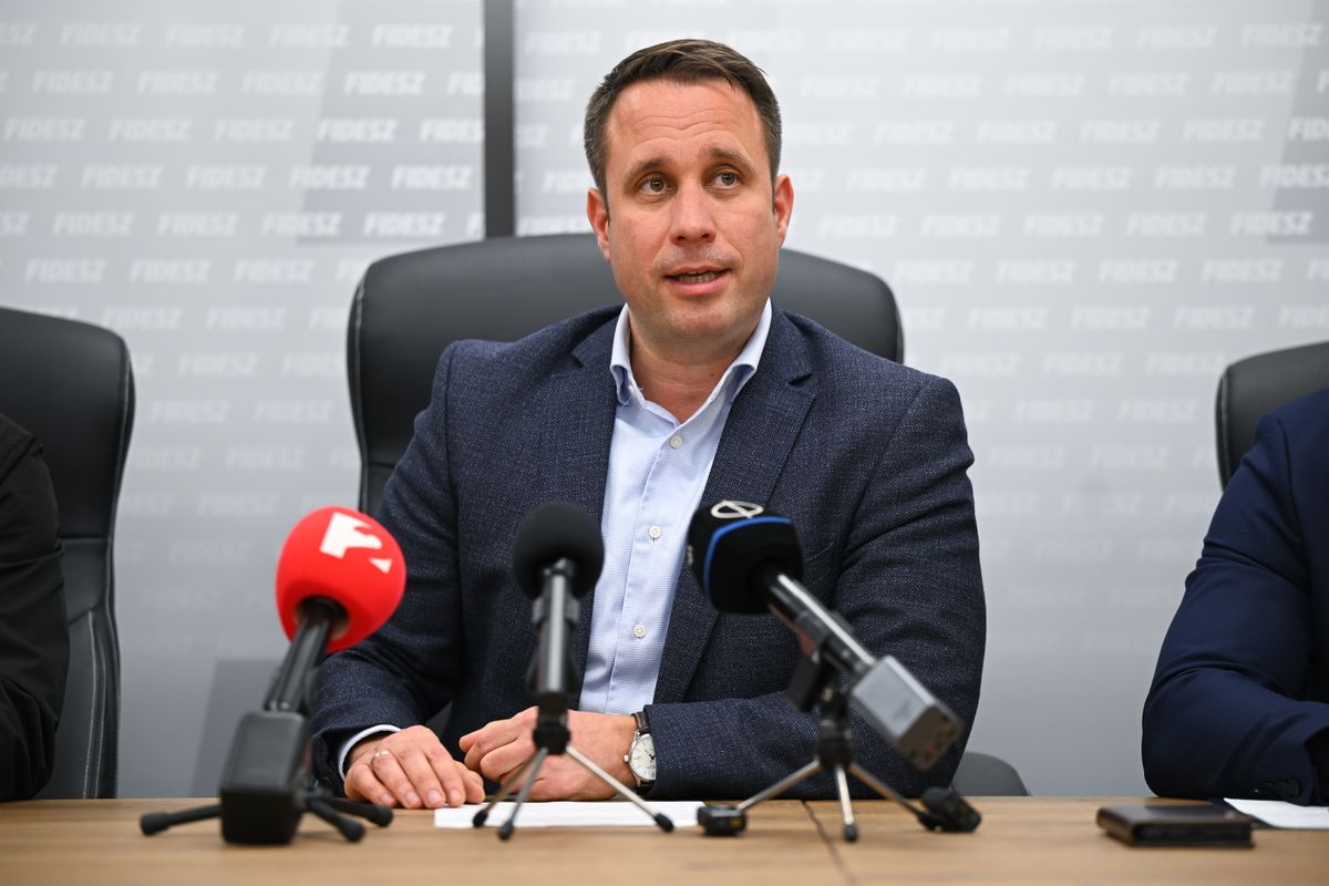 Dömötör Csaba: Ha tovább küldik a milliárdokat, még több koporsóra lesz szükség  (Fotó: Czeglédi Zsolt / MTI Fotószerkesztõség)