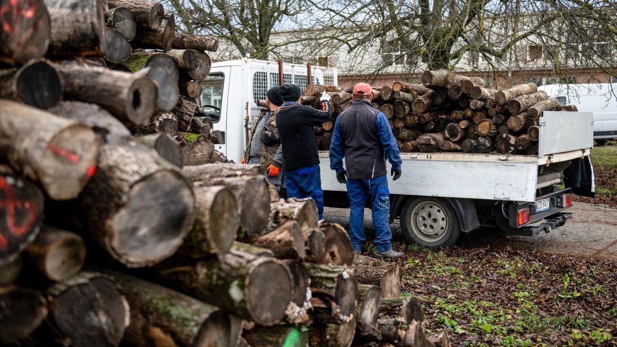 Visszatért a havazás és a hideg, folytatódik a szociális tüzelőanyag kiosztása