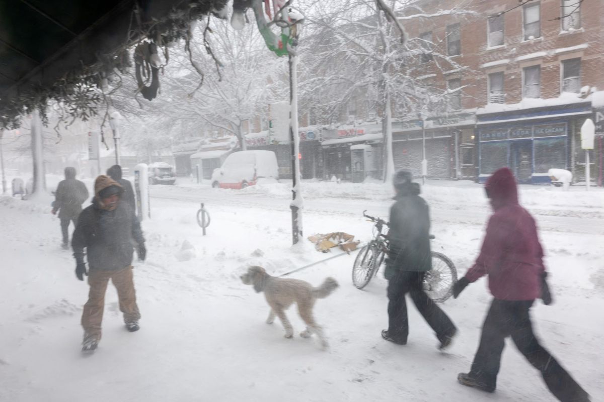 Továbbra is hóvihar sújtja New York városát