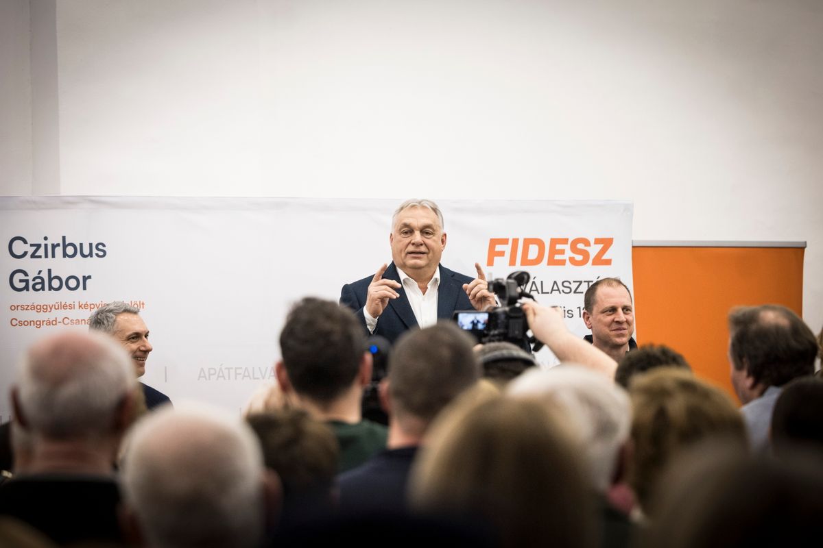 A Miniszterelnöki Kommunikációs Főosztály által közreadott képen Orbán Viktor miniszterelnök (k) beszédet mond országjárásának mártélyi állomásán 2026. február 2-án. Mellette Lázár János építési és közlekedési miniszter (b) és Czirbus Gábor, a Fidesz–KDNP Csongrád-Csanád vármegyei 4-es választókerületének országgyűlési képviselőjelöltje (j) (Fotó: MTI/Miniszterelnöki Kommunikációs Főosztály/Kaiser Ákos)