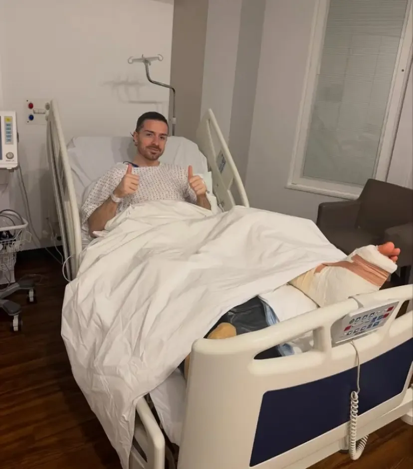Grealish a műtétjét követően a kórházi ágyon