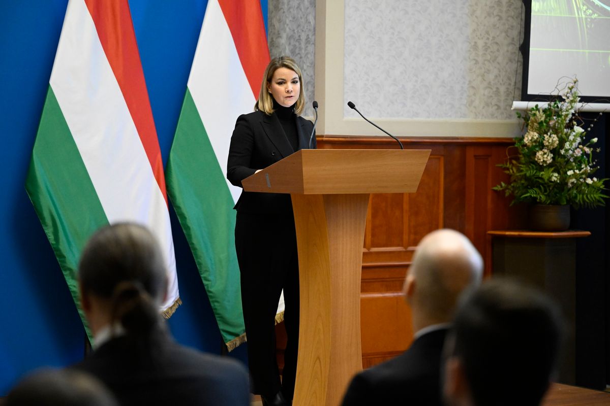 Budapest, 2026. február 6.
Jakab Zsófia, a kreatívipar fejlesztéséért és ágazati koordinációjáért felelős miniszteri biztos a Neocore Games Development Kft. kutatás-fejlesztési beruházásának bejelentésén a Külgazdasági és Külügyminisztériumban 2026. február 6-án. A hazai videojáték-fejlesztő cég 4,5 milliárd forintos projektjét a kormány 1,5 milliárd forinttal támogatja, így segítve több új, magas hozzáadott értékű munkahely létrejöttét a fővárosban.
MTI/Bodnár Boglárka