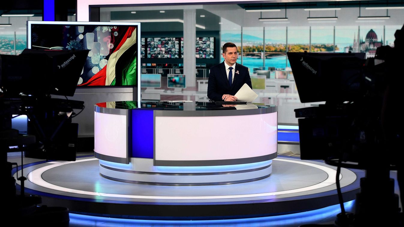 Kontra György, az M1 Híradó bemondója a vizuális megjelenésében megváltozott 4-es stúdióban a közmédia Kunigunda úti gyártóbázisán 2020. március 15-én. Indulása után 5 évvel, március 15-től megújult az M1 arculata. A közszolgálati hírcsatorna logójában és