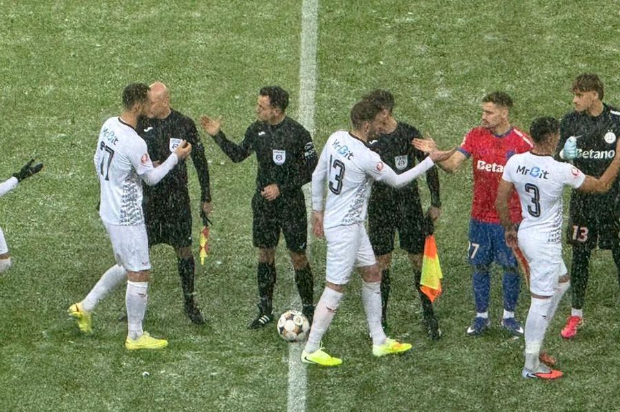 Cristian Moldoveanu a játékosokkal pacsizik az FCSB-FK Csíkszereda meccs előtt. Gigi Becali gusztustalan támadása Székelyföld ellen