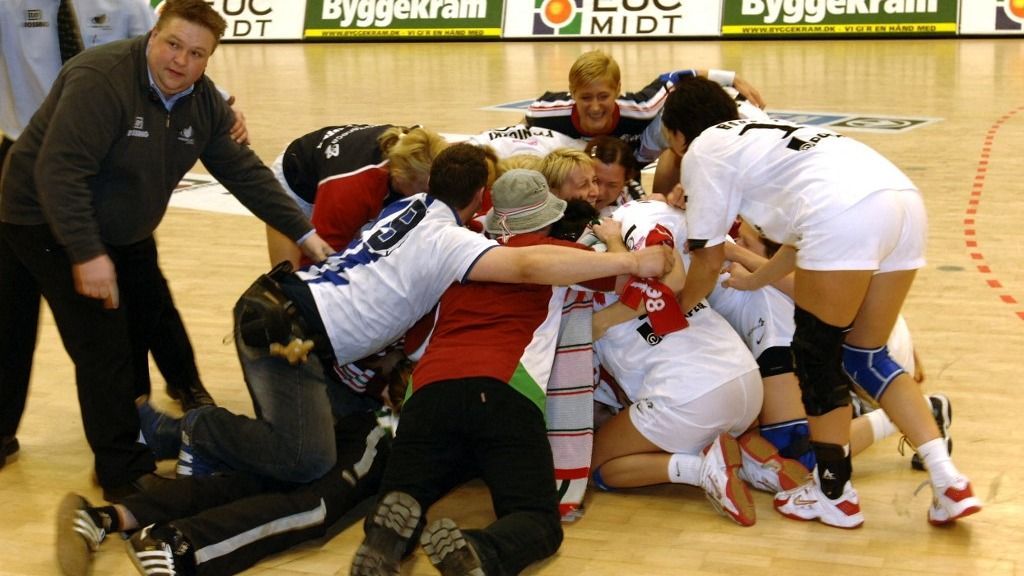 A Dunaferr női kézilabdacsapatának nagy sikerei után jelenleg az utódnak számító Dunaújvárosi Kohász KA veszélyben van, DKKA