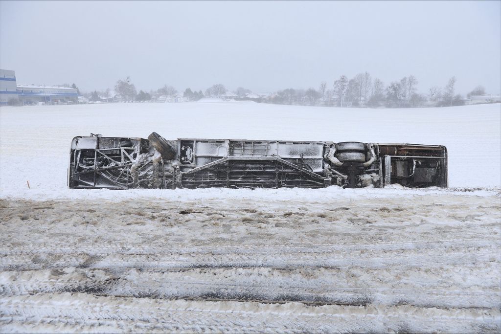 árokba borult busz Zala