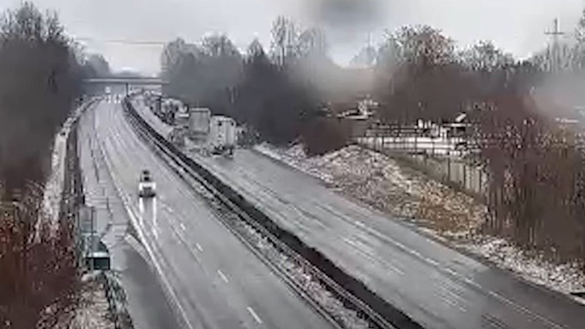 Elbambult a furgonos, telibe trafálta az álló kamiont az M7-esen + videó