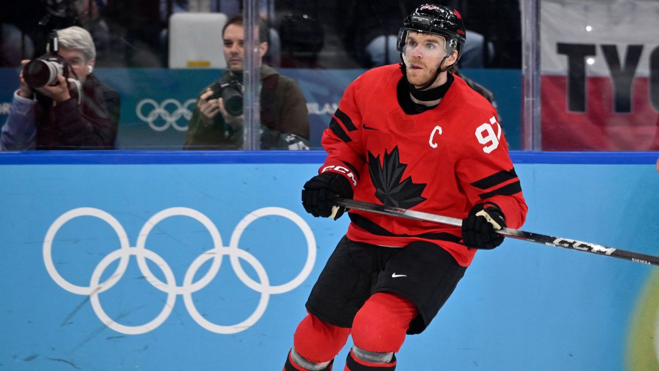 Connor McDavid olimpiai aranyéremre vezetheti Kanada jégkorong-válogatottját Canada's #97 Connor McDavid reacts during the men's play-off semi-final ice hockey match between Canada and Finland at the Milano Santagiulia Ice Hockey Arena during the Milano C