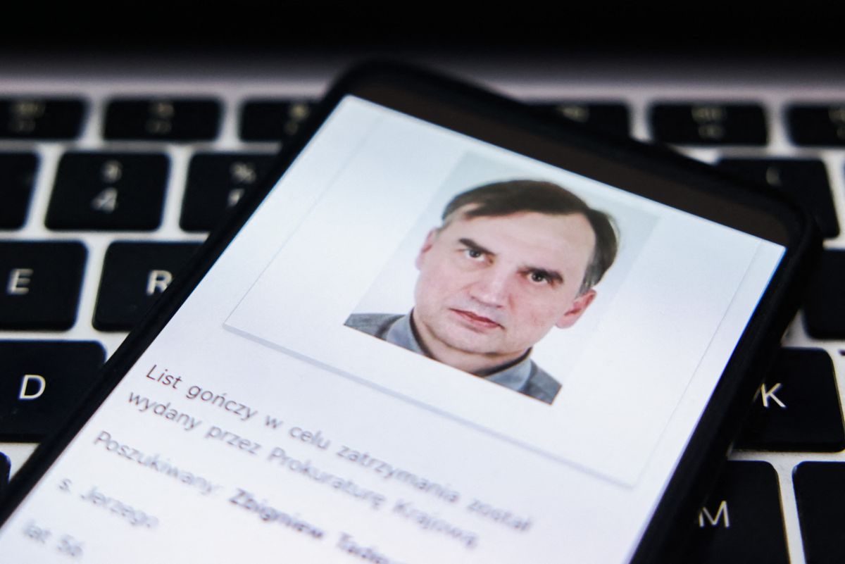 An arrest warrant for Zbigniew Ziobro is screened on a mobile phone for illustration photo. Krakow, Poland on February 6th, 2026. A Warsaw court ordered the arrest of former Polish Justice Minister Zbigniew Ziobro, who is under investigation accused of committing 26 offenses, including misuse of public funds. Ziobro has already fled to Hungary, where he was recently granted political asylum. (Photo by Beata Zawrzel/NurPhoto) (Photo by Beata Zawrzel / NurPhoto via AFP)