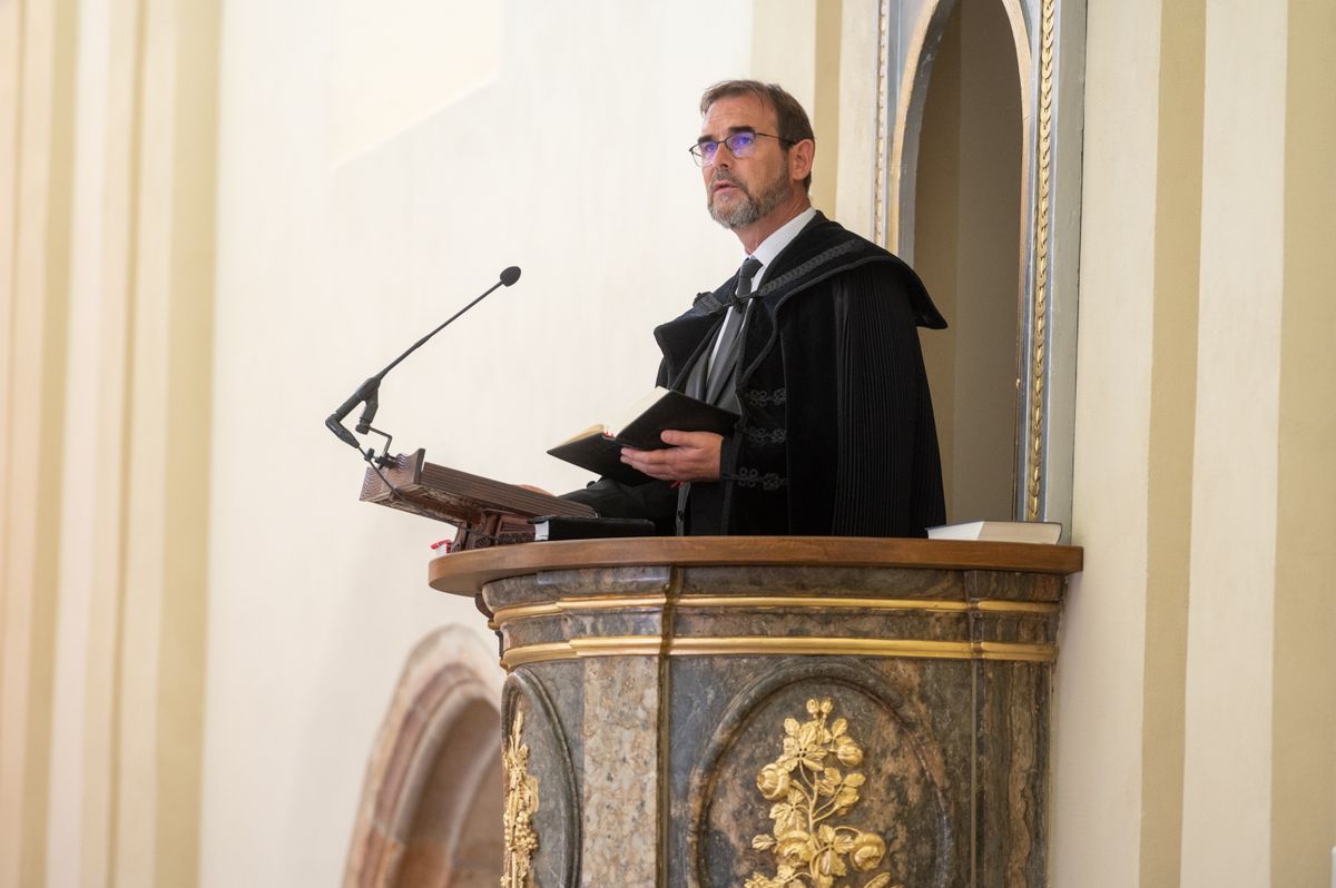 Torda, 2025. szeptember 8.
Kolumbán Vilmos József, az Erdélyi Református Egyházkerület püspöke prédikál a magyar kormány támogatásával épített tordai sportcsarnokért tartott hálaadó, valamint a tanévkezdő istentisztelten az ótordai református templomban 2025. szeptember 8-án.
MTI/Kiss Gábor