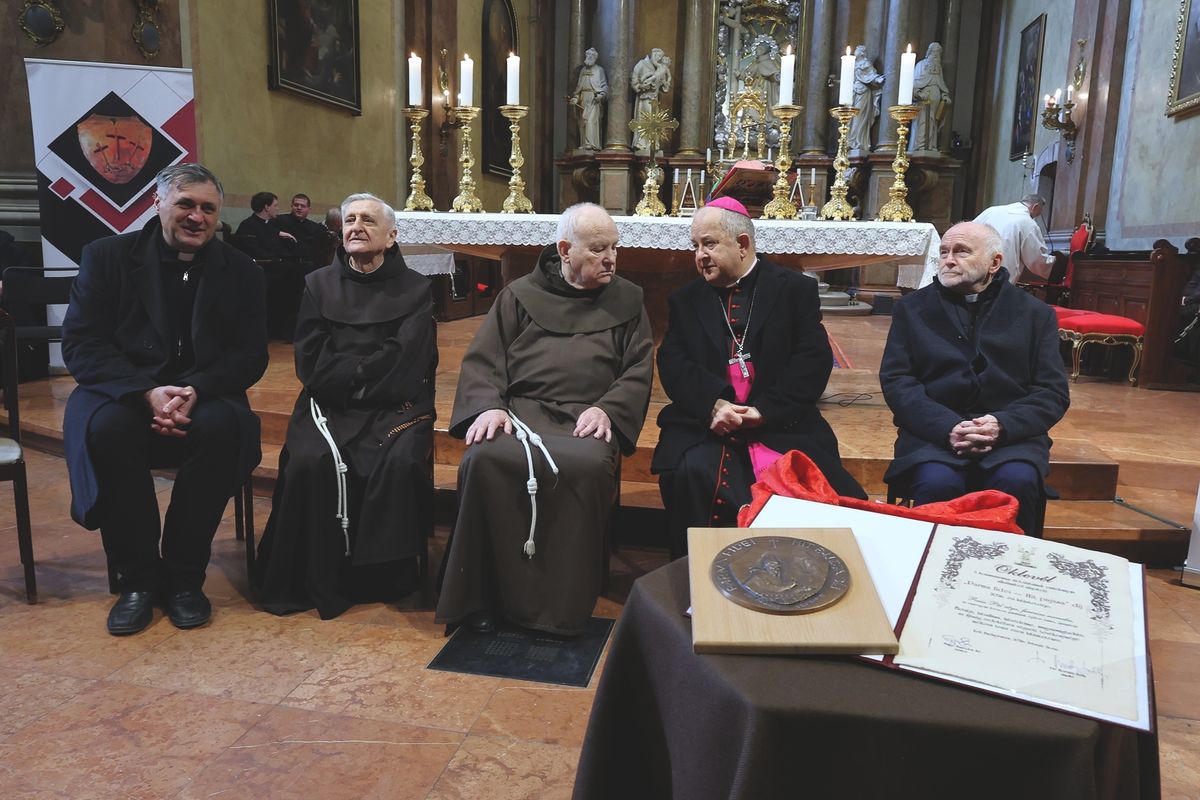 Hit pajzsa díj átadása Belvárosi Ferences templom A 2026. év kitüntetettje:
Reisz Péter Pál OFM, az esztergomi ferences gimnázium egykori tanára, igazgatója