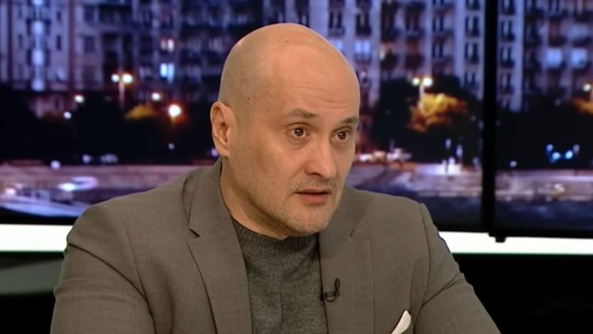 Ki csörteti a kardot?