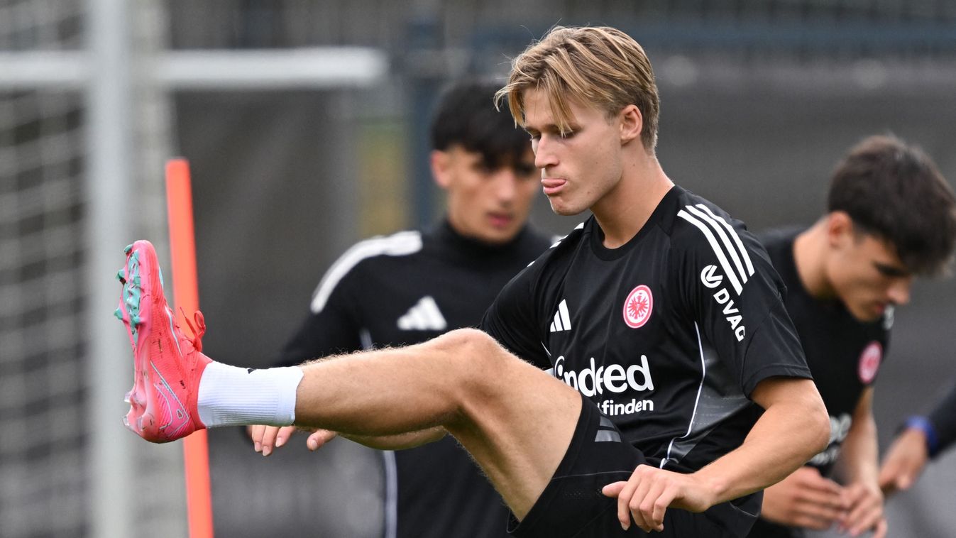 fiatalszabály
09 July 2025, Hesse, Frankfurt/Main: Noah Fenyö does coordination exercises at Eintracht Frankfurt's training kick-off at the stadium. Photo: Arne Dedert/dpa (Photo by ARNE DEDERT / dpa Picture-Alliance via AFP)