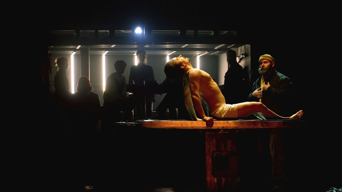 Lenyűgöző díszletet kapott a Frankenstein – A Vígszínház fotóspróbáján jártunk