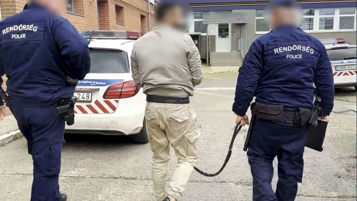 Magyar rendőrök egy elfogott dorgdílerrel (Forrás: Facebook)