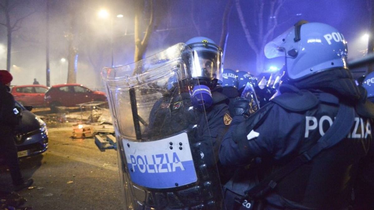 Antifák támadtak meg olasz rendőröket Torinóban + videó