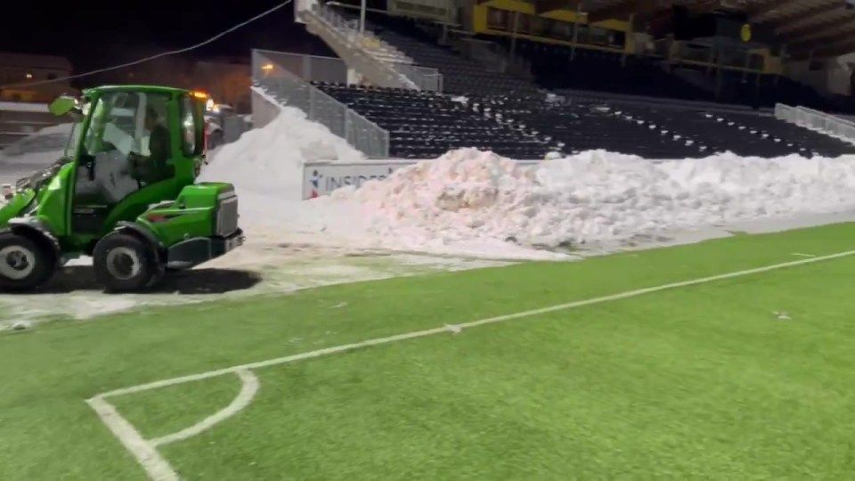 Munkagépekkel szabadítják ki a hó fogságából az Aspmyra Stadiont a szerdai Bodö-Inter BL-meccs előtt