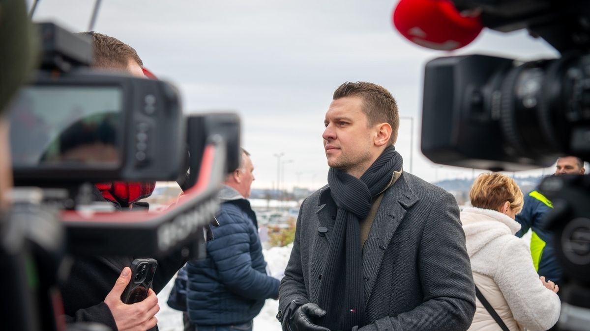 Menczer: Te fizetsz, ők pedig keresnek rajta + videó