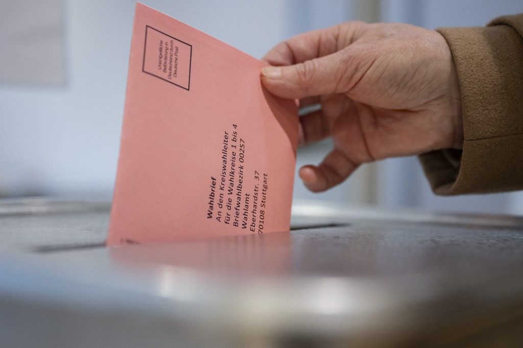 Dömötör Csaba szerint nemcsak a kisebb baloldali pártokat kiszorítását szolgálhatták a Medián hamis közvéleménykutatási adatai (Illusztráció, forrás: dpa Picture-Alliance via AFP)