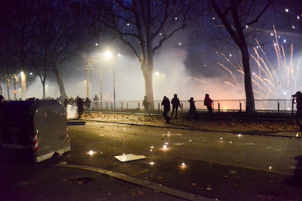 A torinói tüntetők kövekkel és petárdákkal támadták meg a rendőröket