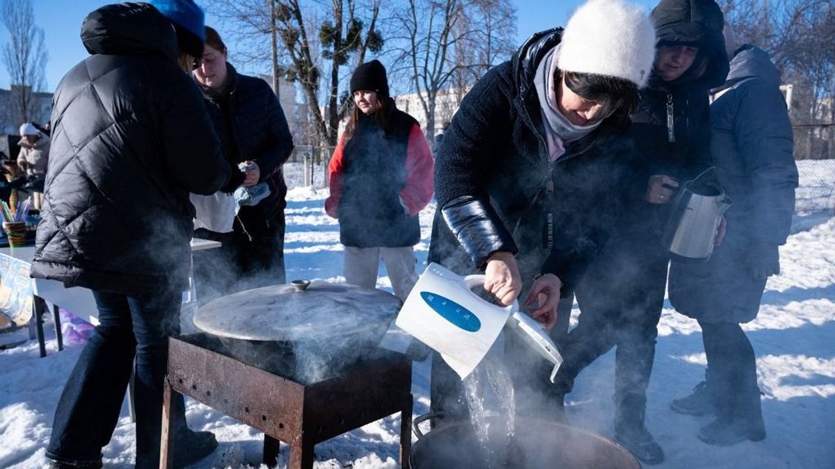 Hóból próbálnak ivóvizet nyerni az ukrán nagyvárosok lakói + videó