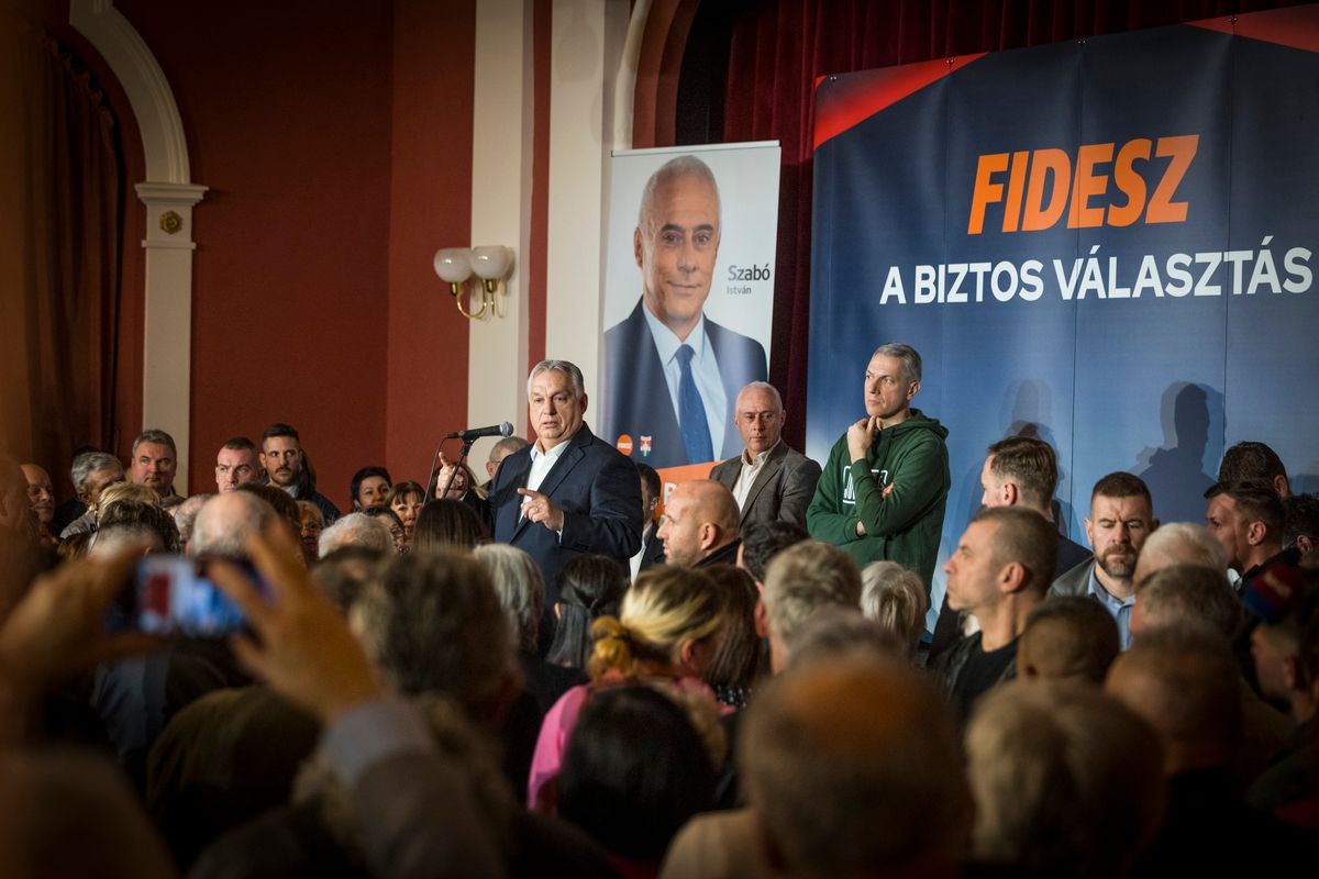 Csongrád, 2026. február 26.
A Miniszterelnöki Kommunikációs Főosztály által közreadott képen Orbán Viktor miniszterelnök, a Fidesz elnöke, Szabó István, a Fidesz-KDNP országgyűlési képviselőjelöltje és Lázár János építési és közlekedési miniszter (b-j) a kormányfő országjárásának csongrádi állomásán 2026. február 26-án.
MTI/Miniszterelnöki Kommunikációs Főosztály/Kaiser Ákos