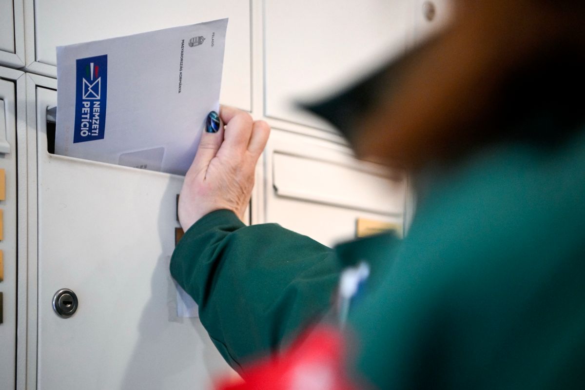 Budapest, 2026. január 29.
A Nemzeti Petíció kérdőíveit kézbesíti egy postás egy fővárosi társasházban 2026. január 29-én. A mintegy 7,6 millió küldemény kézbesítése országszerte nagyságrendileg öt hetet vesz igénybe. A kormány január 14-én jelentette be, hogy nemzeti petíciót indít az Ukrajna támogatásáról szóló brüsszeli követelésekkel kapcsolatban. 
MTI/Purger Tamás