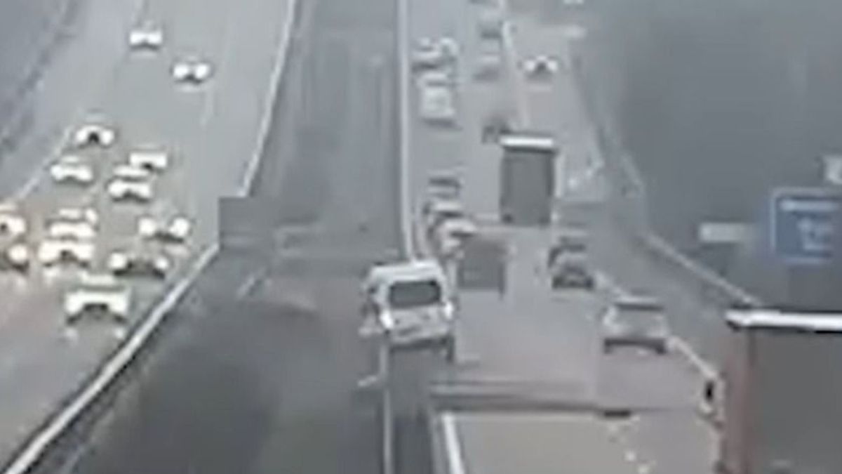 Szalagkorlátnak ment a kisbusz az M7-esen, szinte senki nem állt meg segíteni + videó