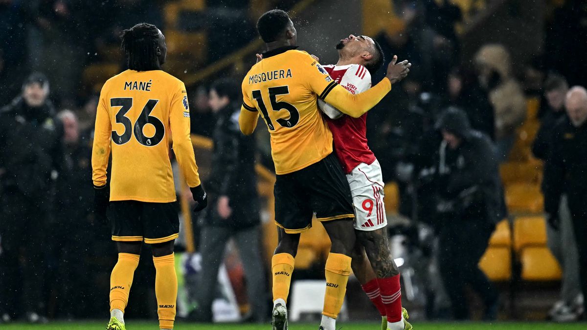 Az Arsenal csatára, Gabriel Jesus fellökte Yerson Mosquerát a Wolverhampton elleni bajnoki végén