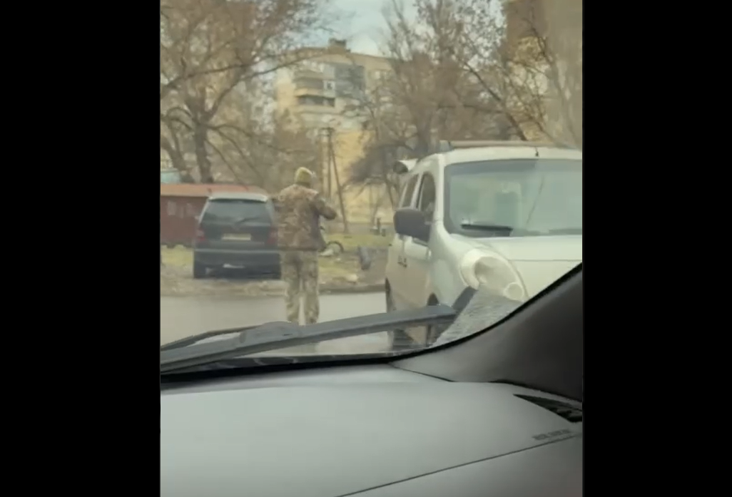 Videót osztottak meg a Telegramon. A poszt szerzője pedig azt kérdezi: miért viselnek automata fegyvereket a sorozók.