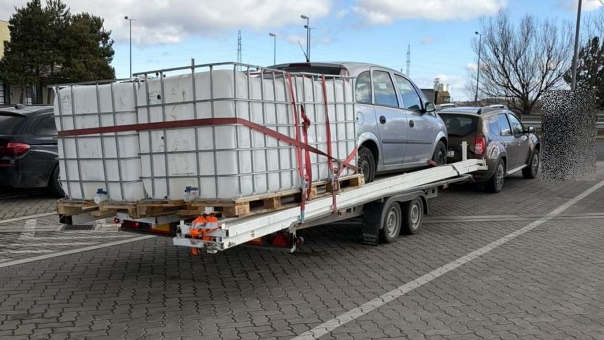 Furcsa horrorkaravánt fogtak a rendőrök az M1-es autópályán + fotók