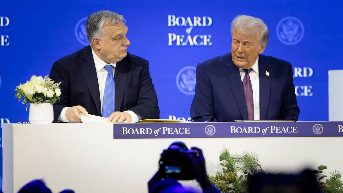 Orbán Viktor miniszterelnök és Donald Trump amerikai elnök a Béketanács alapító okiratának aláírásakor Davosban Fotó: MTI/Miniszterelnöki Kommunikációs Fõosztály/Fischer Zoltán
