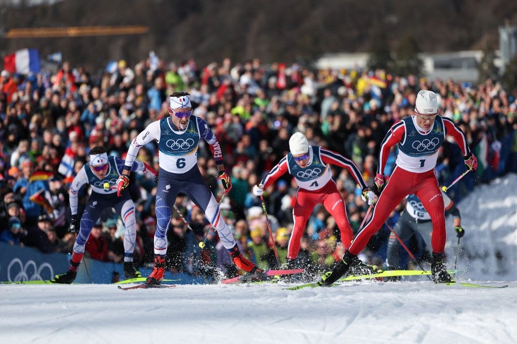 A döntő pillanat: Johannes Hösflot Klaebo megindul az utolsó emelkedőn. A norvég sífutó nyerte a 20 km-es síatlont és megszerezte első aranyérmét a milánói-cortinai téli olimpián